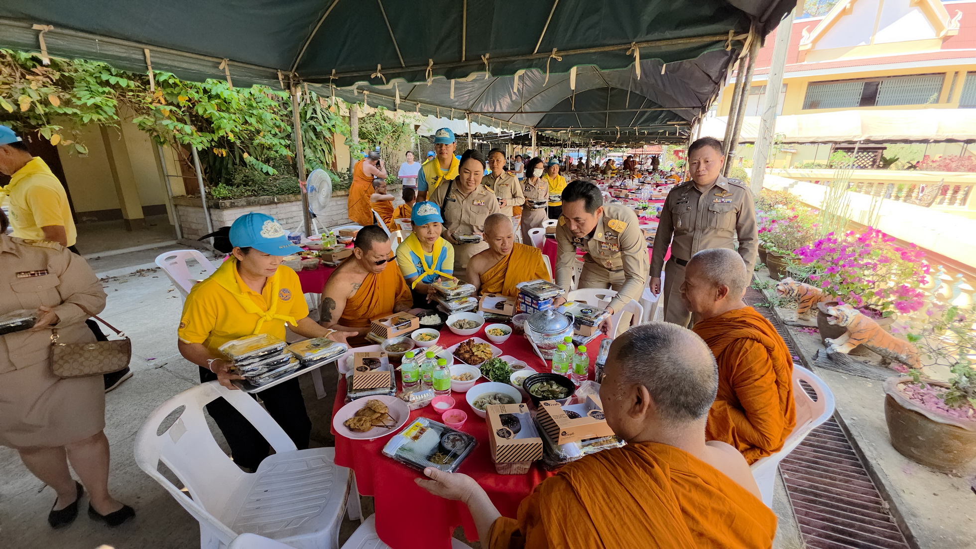 พช.หนองคาย ร่วมพิธีถวายภัตตาหารพระราชทานแด่พระภิกษุ สามเณร ในการสอบบาลีสนามหลวง ปี 2568 วันที่ 2