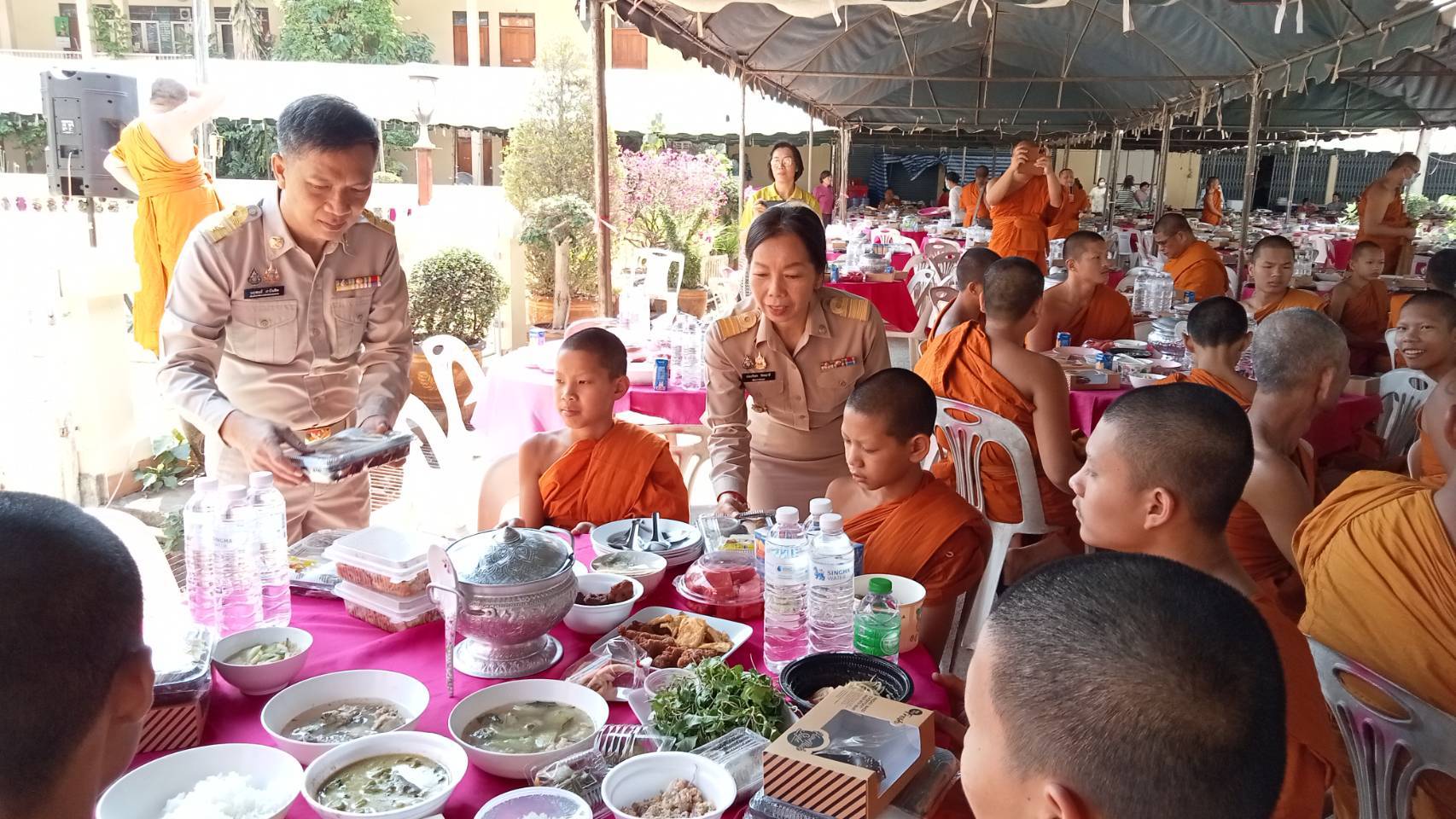 พช.หนองคาย ร่วมพิธีถวายภัตตาหารพระราชทานแด่พระภิกษุ สามเณร ในการสอบบาลีสนามหลวง ปี 2568 วันที่ 2