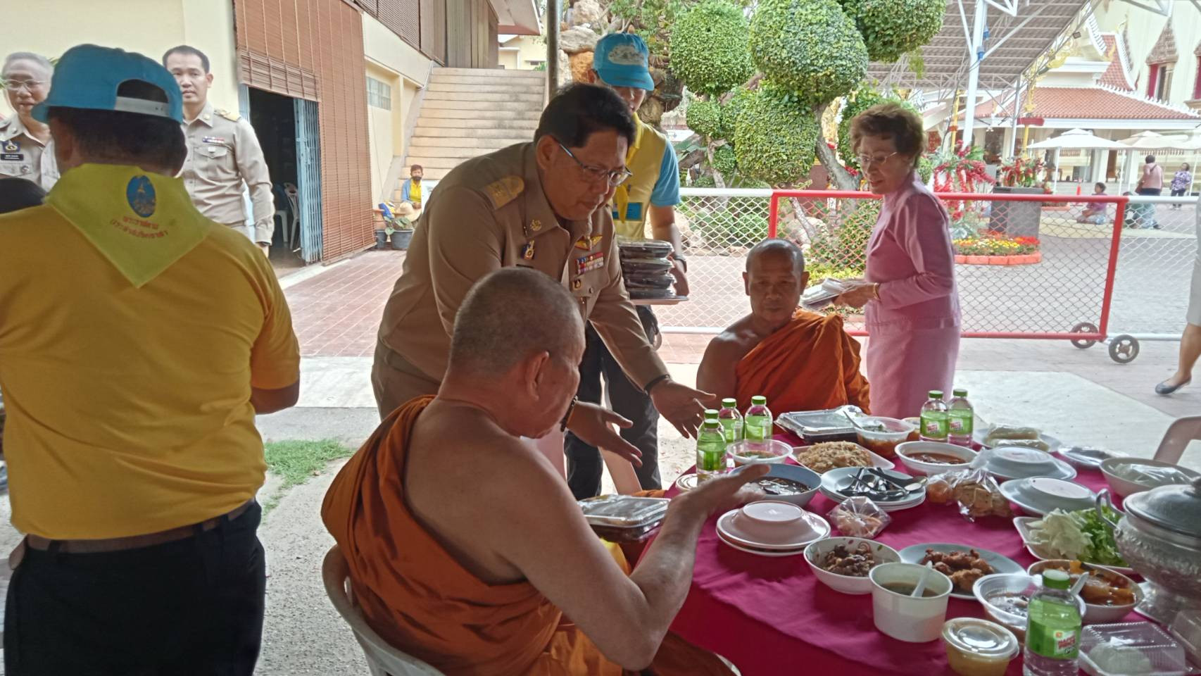 พช.หนองคาย ร่วมพิธีถวายภัตตาหารพระราชทานแด่พระภิกษุ สามเณร ในการสอบบาลีสนามหลวง ปี 2568 วันที่ 3