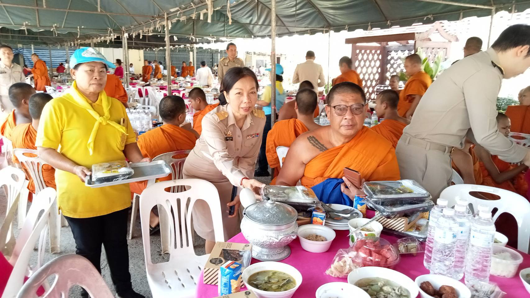 พช.หนองคาย ร่วมพิธีถวายภัตตาหารพระราชทานแด่พระภิกษุ สามเณร ในการสอบบาลีสนามหลวง ปี 2568 วันที่ 2