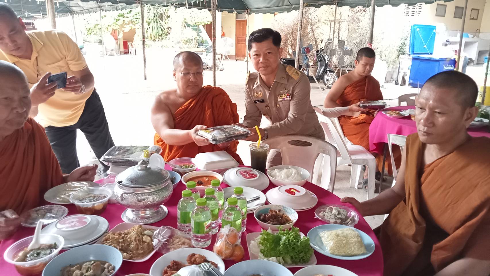 พช.หนองคาย ร่วมพิธีถวายภัตตาหารพระราชทานแด่พระภิกษุ สามเณร ในการสอบบาลีสนามหลวง ปี 2568 วันที่ 3