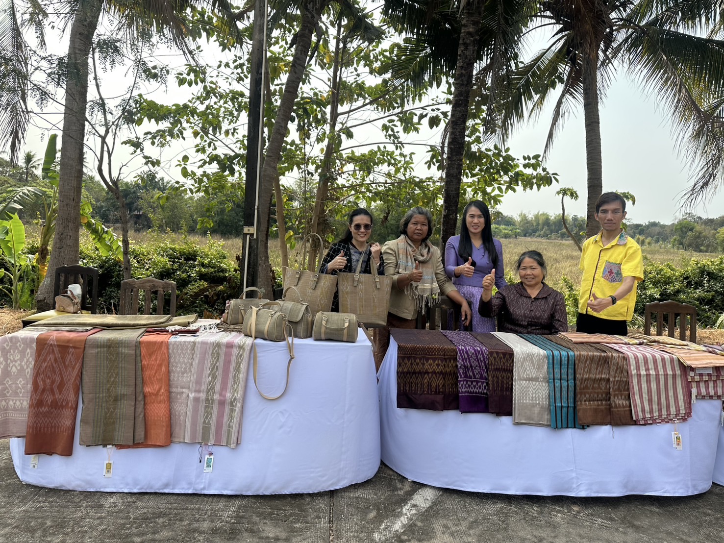พช.หนองคาย จับมือผู้ประกอบการ OTOP จัดแสดงและจำหน่ายสินค้าในกิจกรรมเดินทางดูกิจการเพื่อศึกษาภูมิประเทศพื้นที่ภาคตะวันออกเฉียงเหนือ หลักสูตรการบริหารความมั่นคงสำหรับผู้บริหารระดับสูง สมาคมวิทยาลัยป้องกันราชอาณาจักร ในพระบรมราชูปถัมภ์ ณ จังหวัดหนองคาย