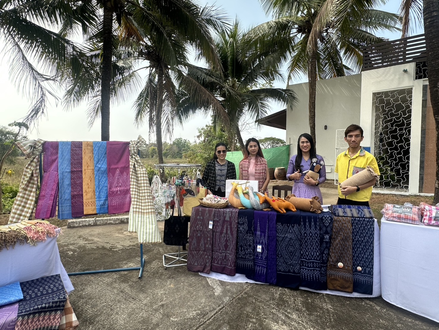 พช.หนองคาย จับมือผู้ประกอบการ OTOP จัดแสดงและจำหน่ายสินค้าในกิจกรรมเดินทางดูกิจการเพื่อศึกษาภูมิประเทศพื้นที่ภาคตะวันออกเฉียงเหนือ หลักสูตรการบริหารความมั่นคงสำหรับผู้บริหารระดับสูง สมาคมวิทยาลัยป้องกันราชอาณาจักร ในพระบรมราชูปถัมภ์ ณ จังหวัดหนองคาย