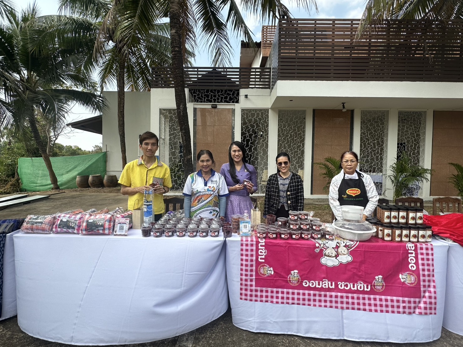 พช.หนองคาย จับมือผู้ประกอบการ OTOP จัดแสดงและจำหน่ายสินค้าในกิจกรรมเดินทางดูกิจการเพื่อศึกษาภูมิประเทศพื้นที่ภาคตะวันออกเฉียงเหนือ หลักสูตรการบริหารความมั่นคงสำหรับผู้บริหารระดับสูง สมาคมวิทยาลัยป้องกันราชอาณาจักร ในพระบรมราชูปถัมภ์ ณ จังหวัดหนองคาย