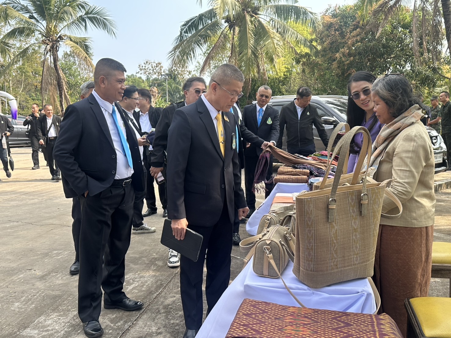 พช.หนองคาย จับมือผู้ประกอบการ OTOP จัดแสดงและจำหน่ายสินค้าในกิจกรรมเดินทางดูกิจการเพื่อศึกษาภูมิประเทศพื้นที่ภาคตะวันออกเฉียงเหนือ หลักสูตรการบริหารความมั่นคงสำหรับผู้บริหารระดับสูง สมาคมวิทยาลัยป้องกันราชอาณาจักร ในพระบรมราชูปถัมภ์ ณ จังหวัดหนองคาย