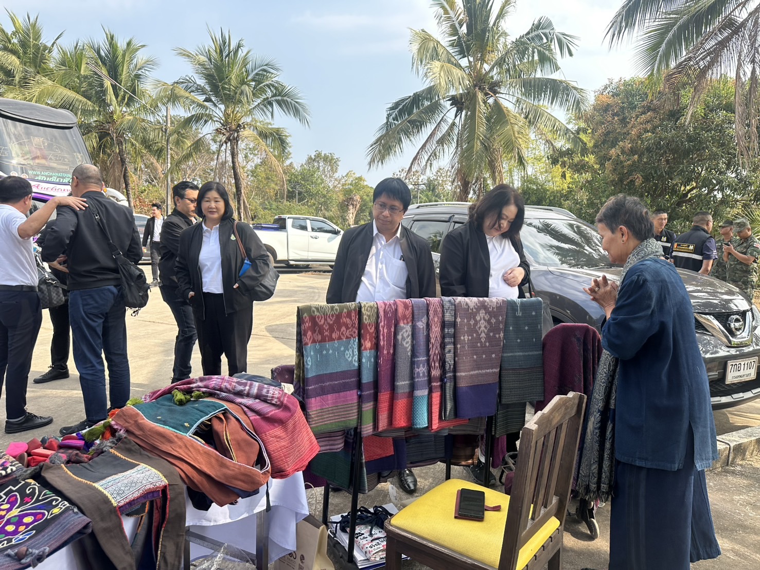 พช.หนองคาย จับมือผู้ประกอบการ OTOP จัดแสดงและจำหน่ายสินค้าในกิจกรรมเดินทางดูกิจการเพื่อศึกษาภูมิประเทศพื้นที่ภาคตะวันออกเฉียงเหนือ หลักสูตรการบริหารความมั่นคงสำหรับผู้บริหารระดับสูง สมาคมวิทยาลัยป้องกันราชอาณาจักร ในพระบรมราชูปถัมภ์ ณ จังหวัดหนองคาย