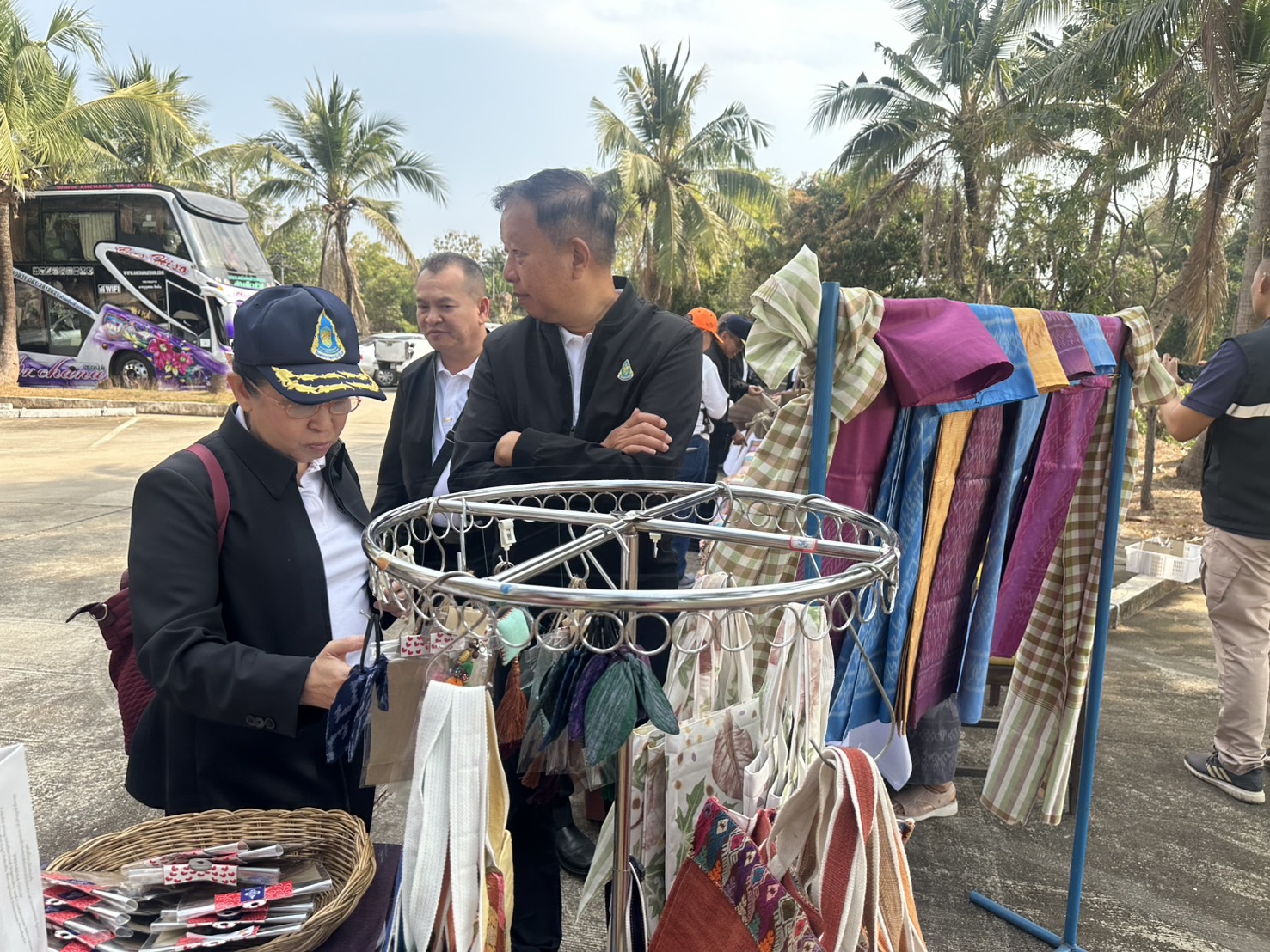 พช.หนองคาย จับมือผู้ประกอบการ OTOP จัดแสดงและจำหน่ายสินค้าในกิจกรรมเดินทางดูกิจการเพื่อศึกษาภูมิประเทศพื้นที่ภาคตะวันออกเฉียงเหนือ หลักสูตรการบริหารความมั่นคงสำหรับผู้บริหารระดับสูง สมาคมวิทยาลัยป้องกันราชอาณาจักร ในพระบรมราชูปถัมภ์ ณ จังหวัดหนองคาย