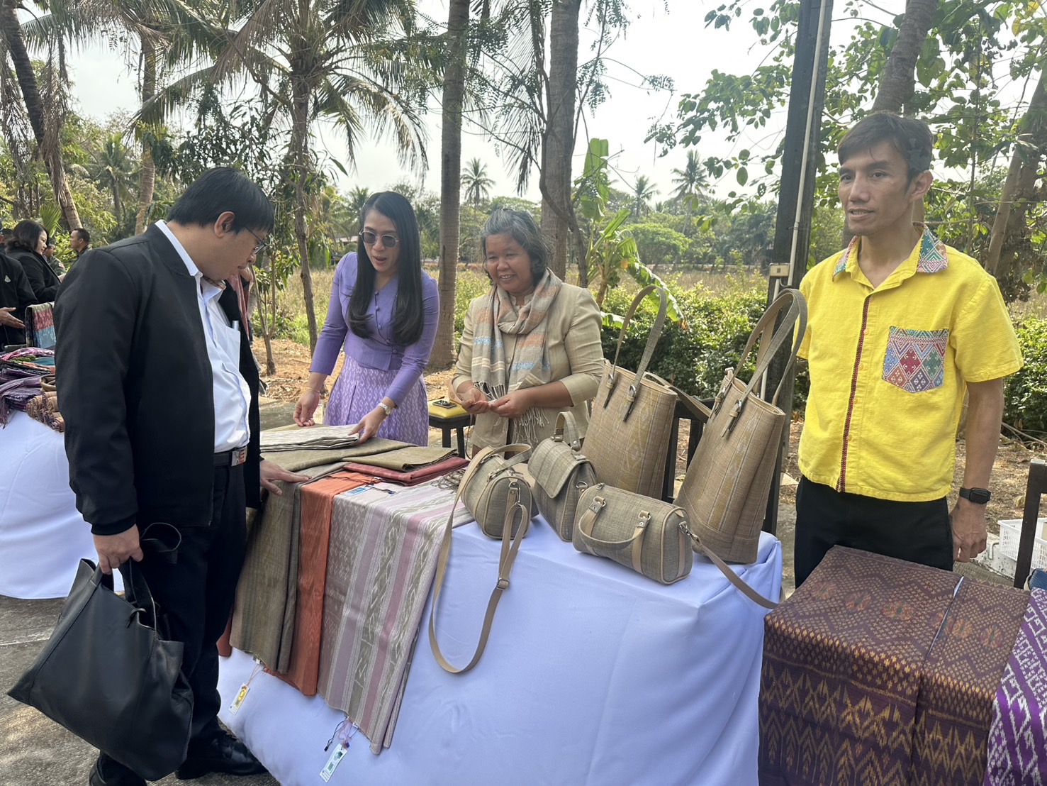 พช.หนองคาย จับมือผู้ประกอบการ OTOP จัดแสดงและจำหน่ายสินค้าในกิจกรรมเดินทางดูกิจการเพื่อศึกษาภูมิประเทศพื้นที่ภาคตะวันออกเฉียงเหนือ หลักสูตรการบริหารความมั่นคงสำหรับผู้บริหารระดับสูง สมาคมวิทยาลัยป้องกันราชอาณาจักร ในพระบรมราชูปถัมภ์ ณ จังหวัดหนองคาย