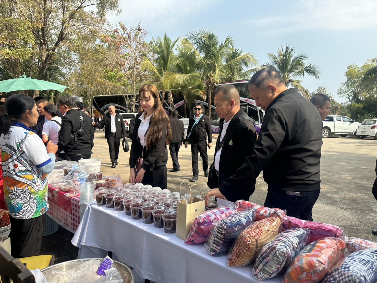 พช.หนองคาย จับมือผู้ประกอบการ OTOP จัดแสดงและจำหน่ายสินค้าในกิจกรรมเดินทางดูกิจการเพื่อศึกษาภูมิประเทศพื้นที่ภาคตะวันออกเฉียงเหนือ หลักสูตรการบริหารความมั่นคงสำหรับผู้บริหารระดับสูง สมาคมวิทยาลัยป้องกันราชอาณาจักร ในพระบรมราชูปถัมภ์ ณ จังหวัดหนองคาย