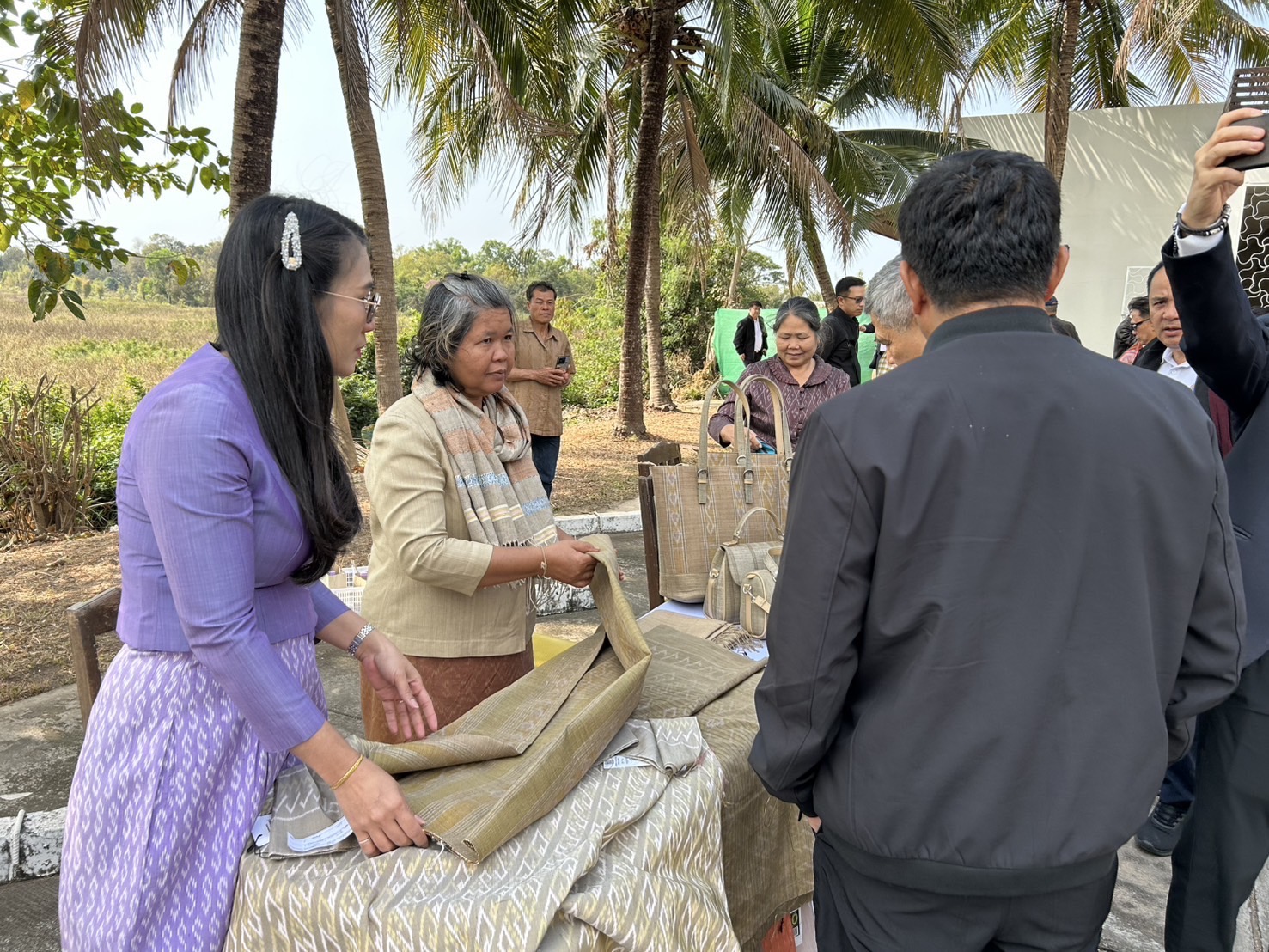 พช.หนองคาย จับมือผู้ประกอบการ OTOP จัดแสดงและจำหน่ายสินค้าในกิจกรรมเดินทางดูกิจการเพื่อศึกษาภูมิประเทศพื้นที่ภาคตะวันออกเฉียงเหนือ หลักสูตรการบริหารความมั่นคงสำหรับผู้บริหารระดับสูง สมาคมวิทยาลัยป้องกันราชอาณาจักร ในพระบรมราชูปถัมภ์ ณ จังหวัดหนองคาย