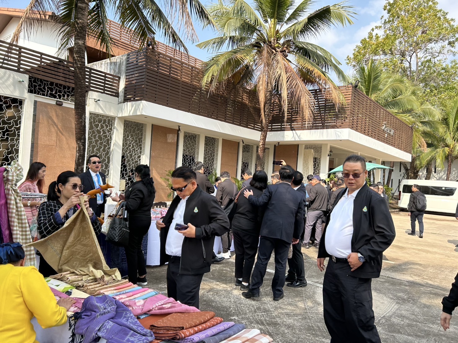 พช.หนองคาย จับมือผู้ประกอบการ OTOP จัดแสดงและจำหน่ายสินค้าในกิจกรรมเดินทางดูกิจการเพื่อศึกษาภูมิประเทศพื้นที่ภาคตะวันออกเฉียงเหนือ หลักสูตรการบริหารความมั่นคงสำหรับผู้บริหารระดับสูง สมาคมวิทยาลัยป้องกันราชอาณาจักร ในพระบรมราชูปถัมภ์ ณ จังหวัดหนองคาย