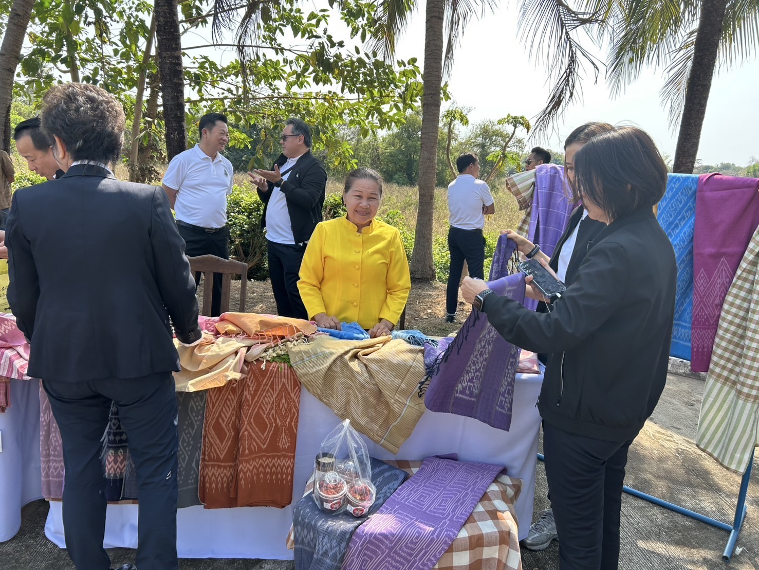 พช.หนองคาย จับมือผู้ประกอบการ OTOP จัดแสดงและจำหน่ายสินค้าในกิจกรรมเดินทางดูกิจการเพื่อศึกษาภูมิประเทศพื้นที่ภาคตะวันออกเฉียงเหนือ หลักสูตรการบริหารความมั่นคงสำหรับผู้บริหารระดับสูง สมาคมวิทยาลัยป้องกันราชอาณาจักร ในพระบรมราชูปถัมภ์ ณ จังหวัดหนองคาย