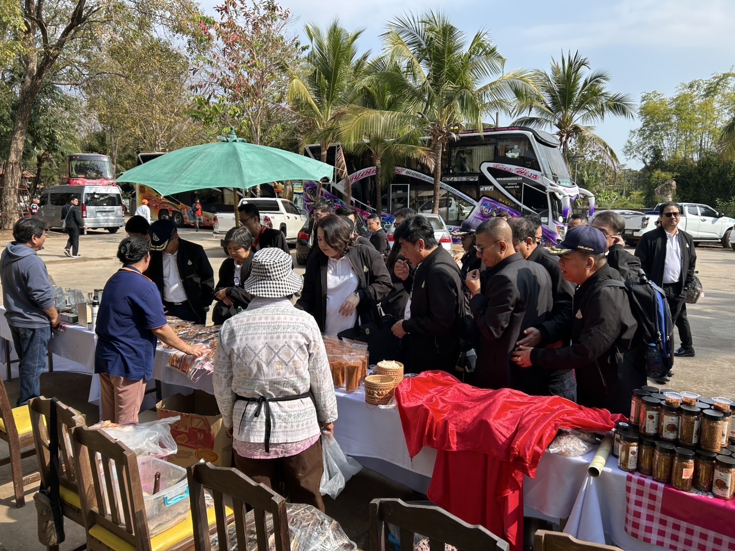 พช.หนองคาย จับมือผู้ประกอบการ OTOP จัดแสดงและจำหน่ายสินค้าในกิจกรรมเดินทางดูกิจการเพื่อศึกษาภูมิประเทศพื้นที่ภาคตะวันออกเฉียงเหนือ หลักสูตรการบริหารความมั่นคงสำหรับผู้บริหารระดับสูง สมาคมวิทยาลัยป้องกันราชอาณาจักร ในพระบรมราชูปถัมภ์ ณ จังหวัดหนองคาย