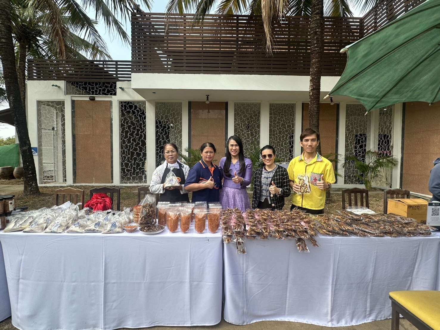 พช.หนองคาย จับมือผู้ประกอบการ OTOP จัดแสดงและจำหน่ายสินค้าในกิจกรรมเดินทางดูกิจการเพื่อศึกษาภูมิประเทศพื้นที่ภาคตะวันออกเฉียงเหนือ หลักสูตรการบริหารความมั่นคงสำหรับผู้บริหารระดับสูง สมาคมวิทยาลัยป้องกันราชอาณาจักร ในพระบรมราชูปถัมภ์ ณ จังหวัดหนองคาย