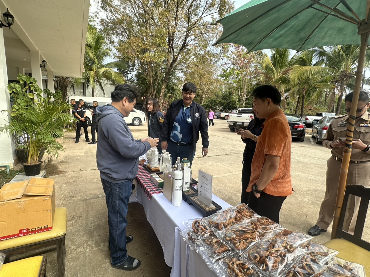 พช.หนองคาย จับมือผู้ประกอบการ OTOP จัดแสดงและจำหน่ายสินค้าในกิจกรรมเดินทางดูกิจการเพื่อศึกษาภูมิประเทศพื้นที่ภาคตะวันออกเฉียงเหนือ หลักสูตรการบริหารความมั่นคงสำหรับผู้บริหารระดับสูง สมาคมวิทยาลัยป้องกันราชอาณาจักร ในพระบรมราชูปถัมภ์ ณ จังหวัดหนองคาย