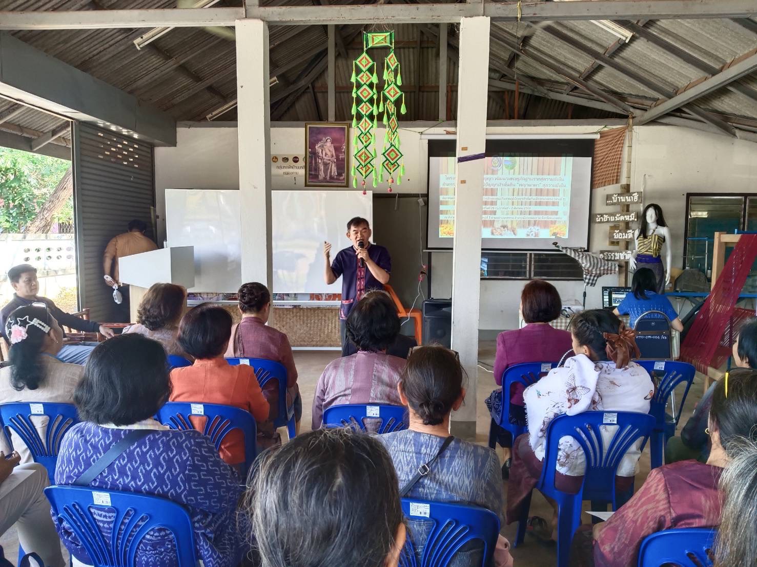 พช.หนองคาย เดินหน้าขับเคลื่อนโครงการสืบสานภูมิปัญญา พัฒนาเศรษฐกิจฐานรากสู่ความยั่งยืน กิจกรรมที่ 1 สืบสานภูมิปัญญาผ้าพื้นถิ่น “พญานาคา” สู่ความยั่งยืน (วันที่ 1)