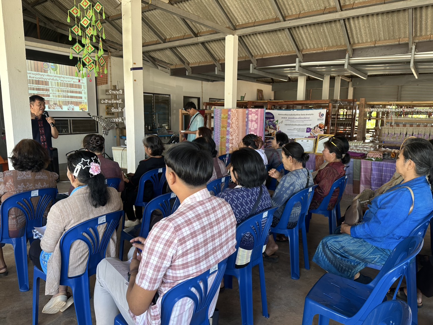 พช.หนองคาย เดินหน้าขับเคลื่อนโครงการสืบสานภูมิปัญญา พัฒนาเศรษฐกิจฐานรากสู่ความยั่งยืน กิจกรรมที่ 1 สืบสานภูมิปัญญาผ้าพื้นถิ่น “พญานาคา” สู่ความยั่งยืน (วันที่ 1)