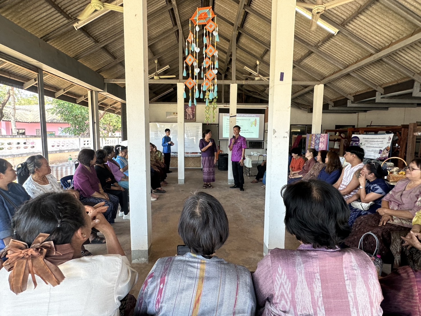 พช.หนองคาย เดินหน้าขับเคลื่อนโครงการสืบสานภูมิปัญญา พัฒนาเศรษฐกิจฐานรากสู่ความยั่งยืน กิจกรรมที่ 1 สืบสานภูมิปัญญาผ้าพื้นถิ่น “พญานาคา” สู่ความยั่งยืน (วันที่ 1)