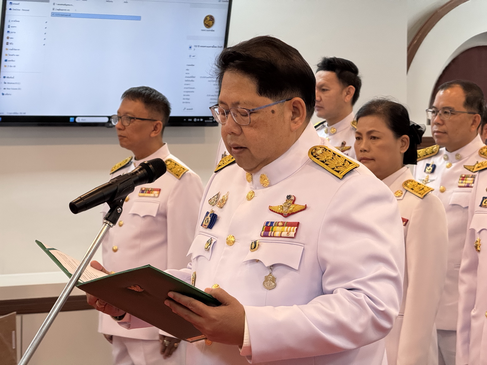 พช.หนองคาย ร่วมพิธีรับเหรียญที่ระลึกพระราชทานฯ เนื่องในวันข้าราชการพลเรือน และวันคล้ายวันสถาปนากระทรวงมหาดไทย ครบรอบ 133 ปี ในส่วนภูมิภาค