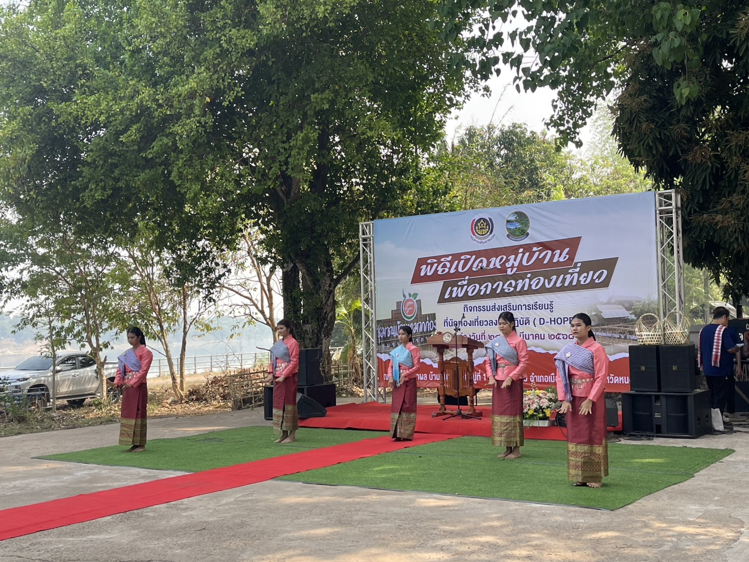 พช.หนองคาย ร่วมพิธีเปิดหมู่บ้านเพื่อการท่องเที่ยว กิจกรรมส่งเสริมการเรียนรู้ที่นักท่องเที่ยวลงมือปฏิบัติ (D-HOPE) บ้านหมากก่อง ต.บ้านเดื่อ อ.เมืองหนองคาย