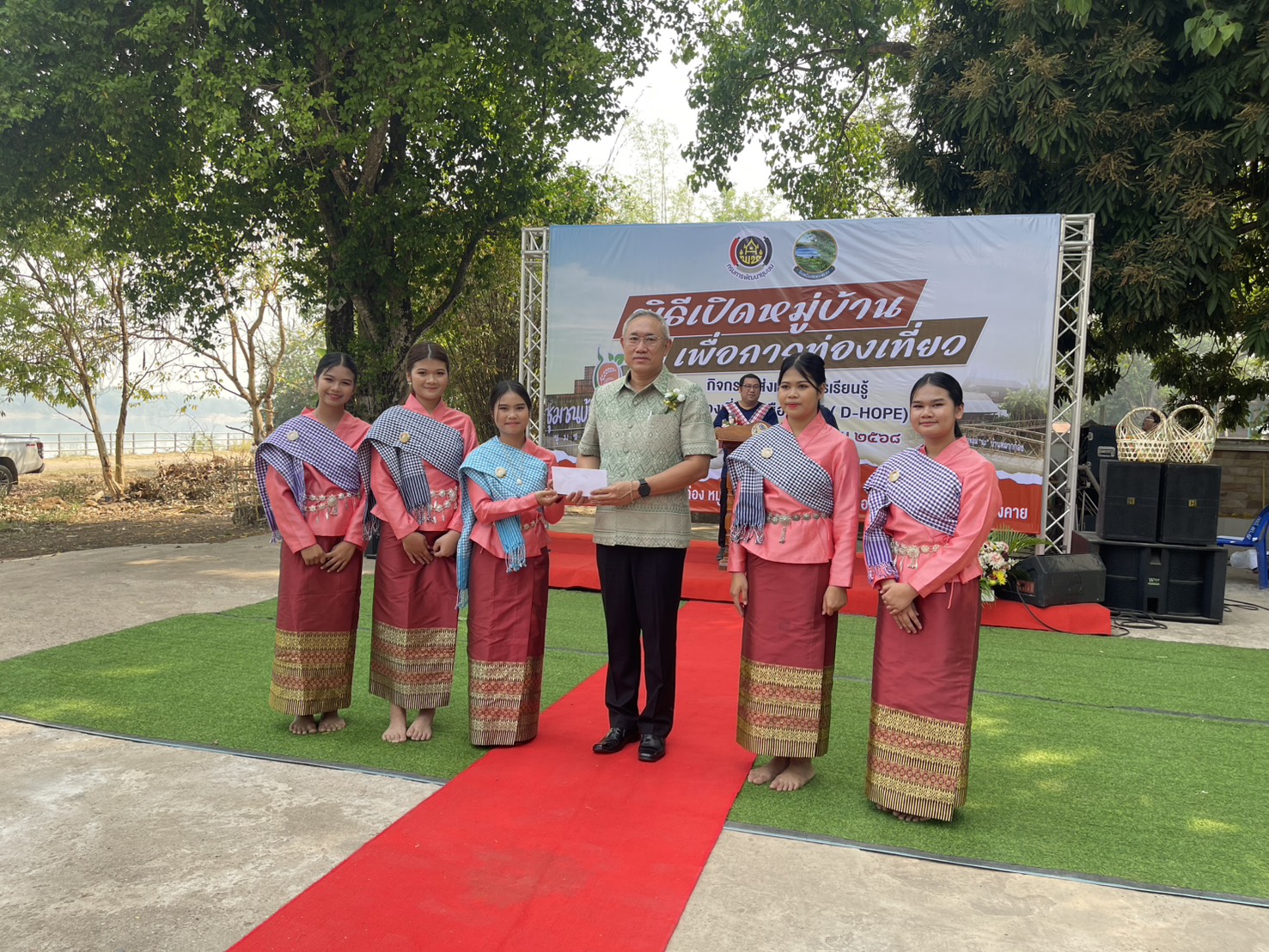 พช.หนองคาย ร่วมพิธีเปิดหมู่บ้านเพื่อการท่องเที่ยว กิจกรรมส่งเสริมการเรียนรู้ที่นักท่องเที่ยวลงมือปฏิบัติ (D-HOPE) บ้านหมากก่อง ต.บ้านเดื่อ อ.เมืองหนองคาย
