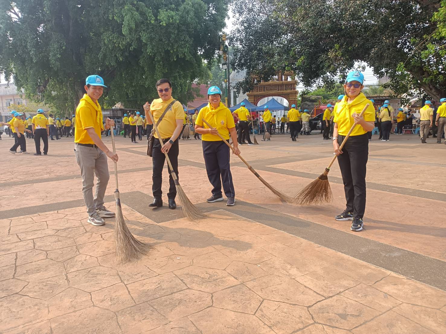 พช.หนองคาย ร่วมกิจกรรมจิตอาสาพัฒนาเนื่องในวันที่ระลึก พระบาทสมเด็จพระนั่งเกล้าเจ้าอยู่หัว “กิจกรรมจิตอาสาพัฒนาปรับปรุงภูมิทัศน์บริเวณลานวัฒนธรรมเบิ่งเวียงจันทน์ 2”