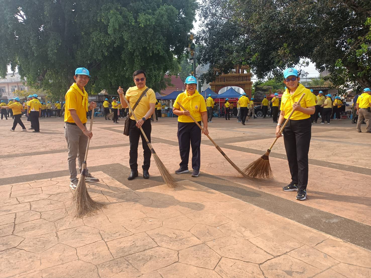 พช.หนองคาย ร่วมกิจกรรมจิตอาสาพัฒนาเนื่องในวันที่ระลึก พระบาทสมเด็จพระนั่งเกล้าเจ้าอยู่หัว “กิจกรรมจิตอาสาพัฒนาปรับปรุงภูมิทัศน์บริเวณลานวัฒนธรรมเบิ่งเวียงจันทน์ 2”