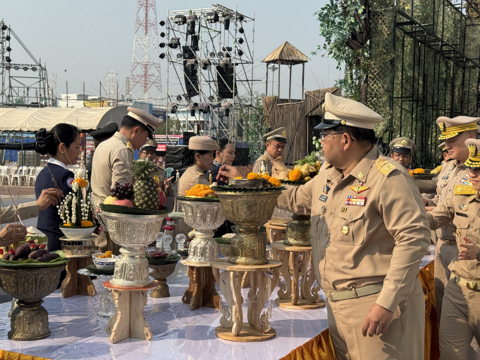 พช.หนองคาย ร่วมพิธีบวงสรวงอนุสาวรีย์ปราบฮ่อ และวางพวงมาลาสักการะอนุสาวรีย์ปราบฮ่อ ในงานฉลองอนุสาวรีย์ปราบฮ่อ ใต้ร่มพระบารมี 198 ปี เมืองหนองคาย และงานกาชาด พ.ศ. 2568