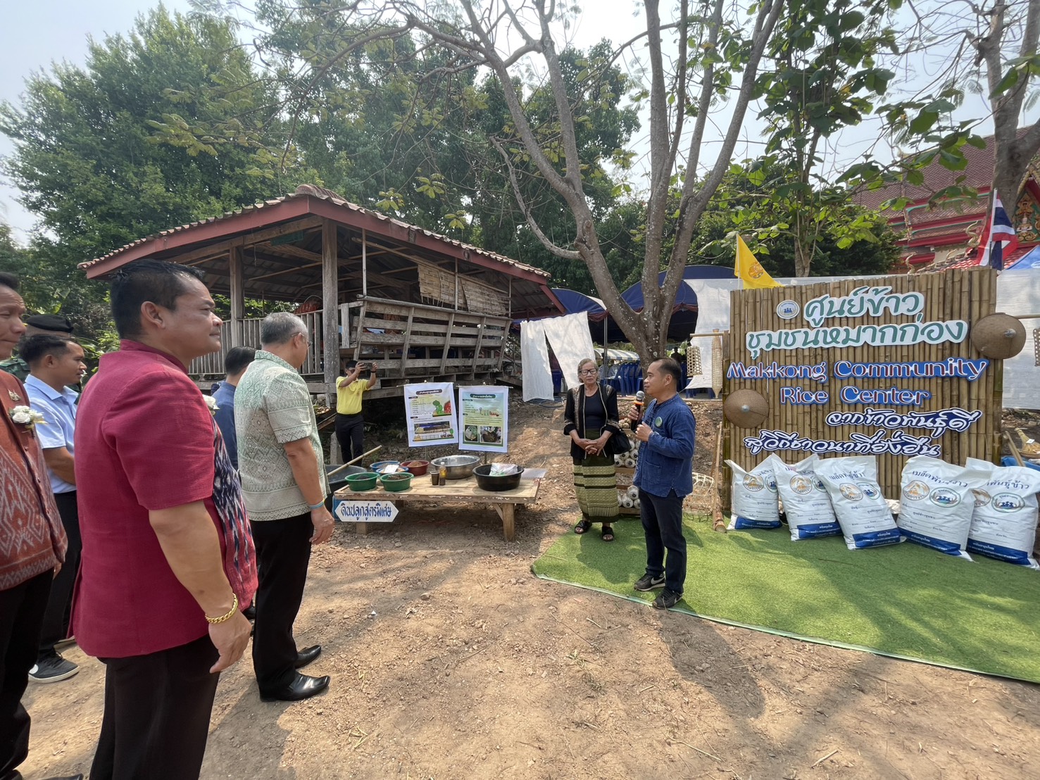 พช.หนองคาย ร่วมพิธีเปิดหมู่บ้านเพื่อการท่องเที่ยว กิจกรรมส่งเสริมการเรียนรู้ที่นักท่องเที่ยวลงมือปฏิบัติ (D-HOPE) บ้านหมากก่อง ต.บ้านเดื่อ อ.เมืองหนองคาย