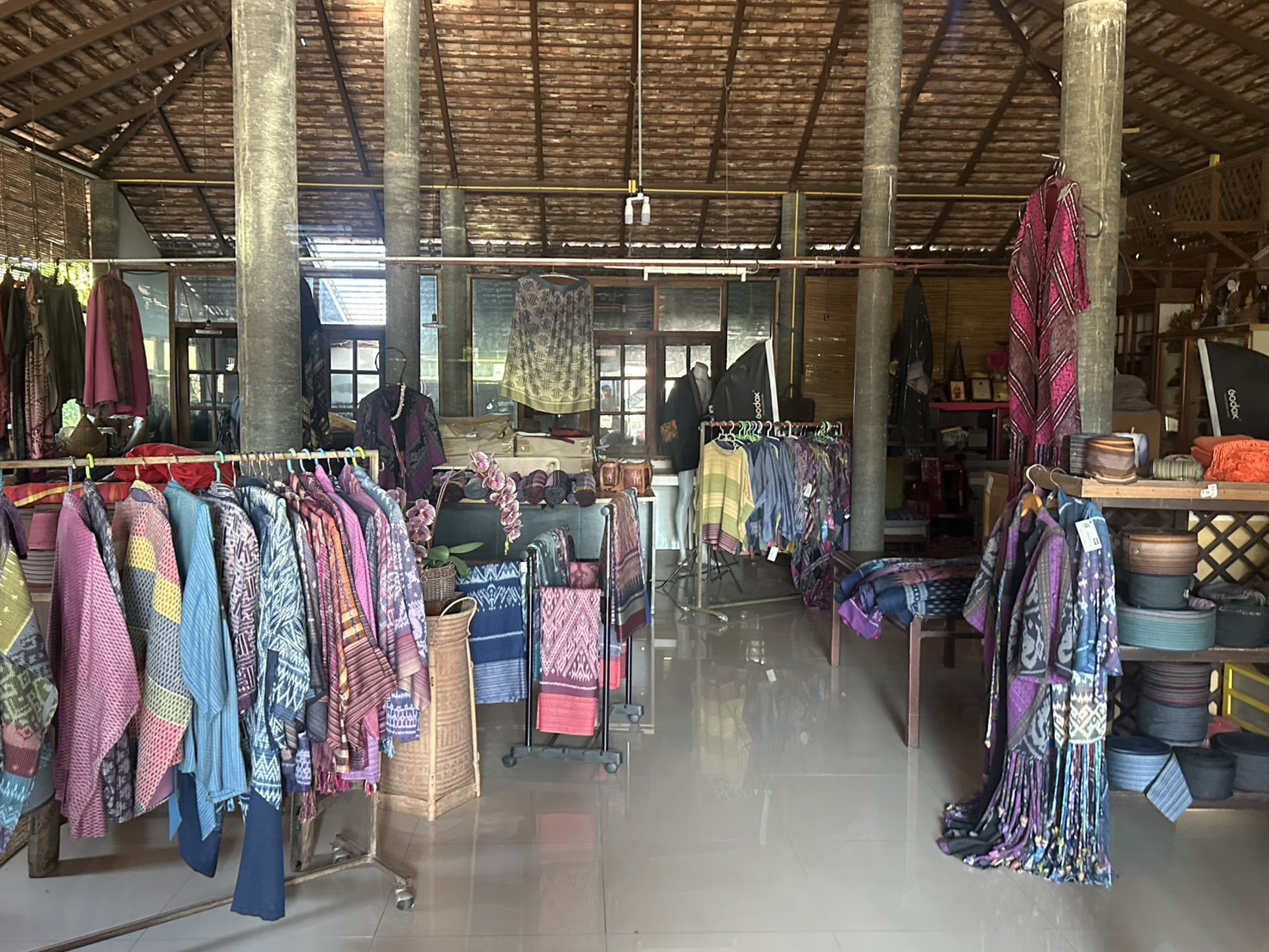 พช.หนองคาย เยี่ยมชมแหล่งเรียนรู้ภูมิปัญญาผ้าทอ @ Nisachol ISAN Indigo