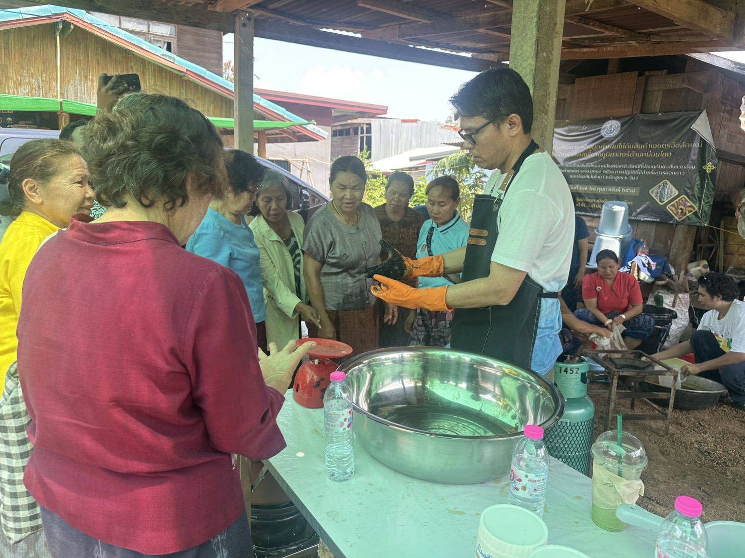 พช.หนองคาย เดินหน้าอย่างต่อเนื่องขับเคลื่อนโครงการสืบสานภูมิปัญญา พัฒนาเศรษฐกิจฐานรากสู่ความยั่งยืน กิจกรรมที่ 1 สืบสานภูมิปัญญาผ้าพื้นถิ่น “พญานาคา” สู่ความยั่งยืน