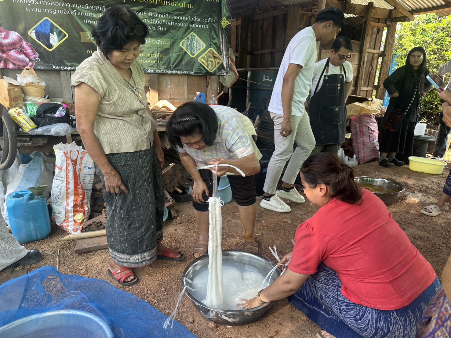พช.หนองคาย เดินหน้าอย่างต่อเนื่องขับเคลื่อนโครงการสืบสานภูมิปัญญา พัฒนาเศรษฐกิจฐานรากสู่ความยั่งยืน กิจกรรมที่ 1 สืบสานภูมิปัญญาผ้าพื้นถิ่น “พญานาคา” สู่ความยั่งยืน