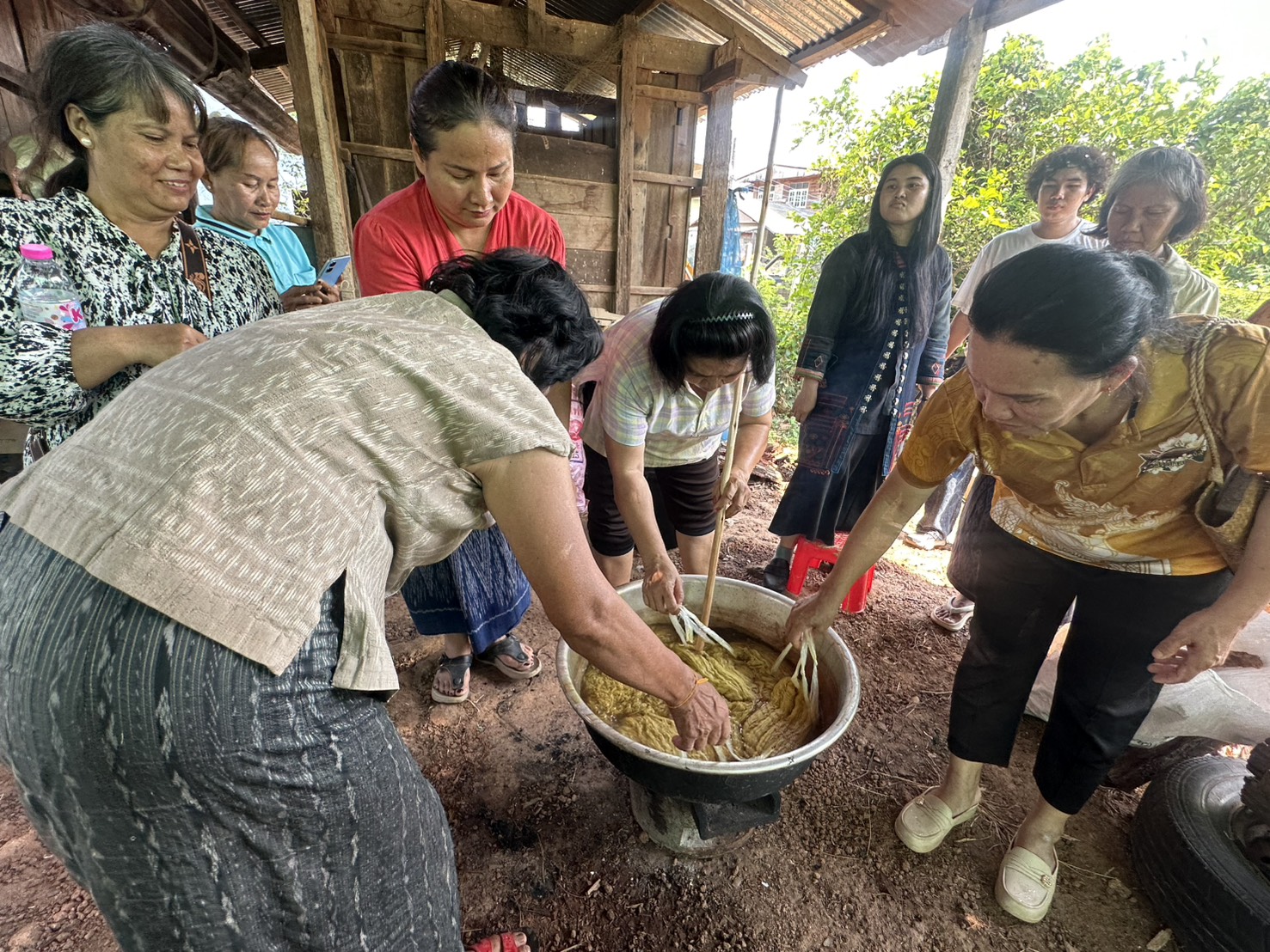 พช.หนองคาย เดินหน้าอย่างต่อเนื่องขับเคลื่อนโครงการสืบสานภูมิปัญญา พัฒนาเศรษฐกิจฐานรากสู่ความยั่งยืน กิจกรรมที่ 1 สืบสานภูมิปัญญาผ้าพื้นถิ่น “พญานาคา” สู่ความยั่งยืน