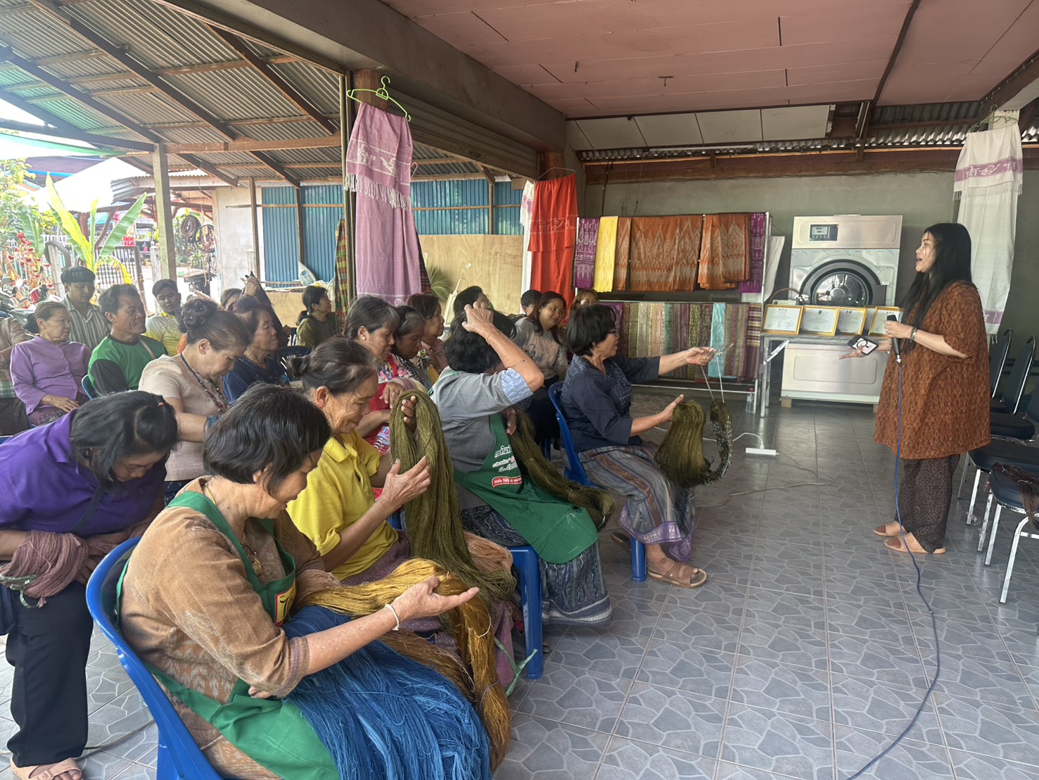 พช.หนองคาย เดินหน้าอย่างต่อเนื่องขับเคลื่อนโครงการสืบสานภูมิปัญญา พัฒนาเศรษฐกิจฐานรากสู่ความยั่งยืน กิจกรรมที่ 1 สืบสานภูมิปัญญาผ้าพื้นถิ่น “พญานาคา” สู่ความยั่งยืน