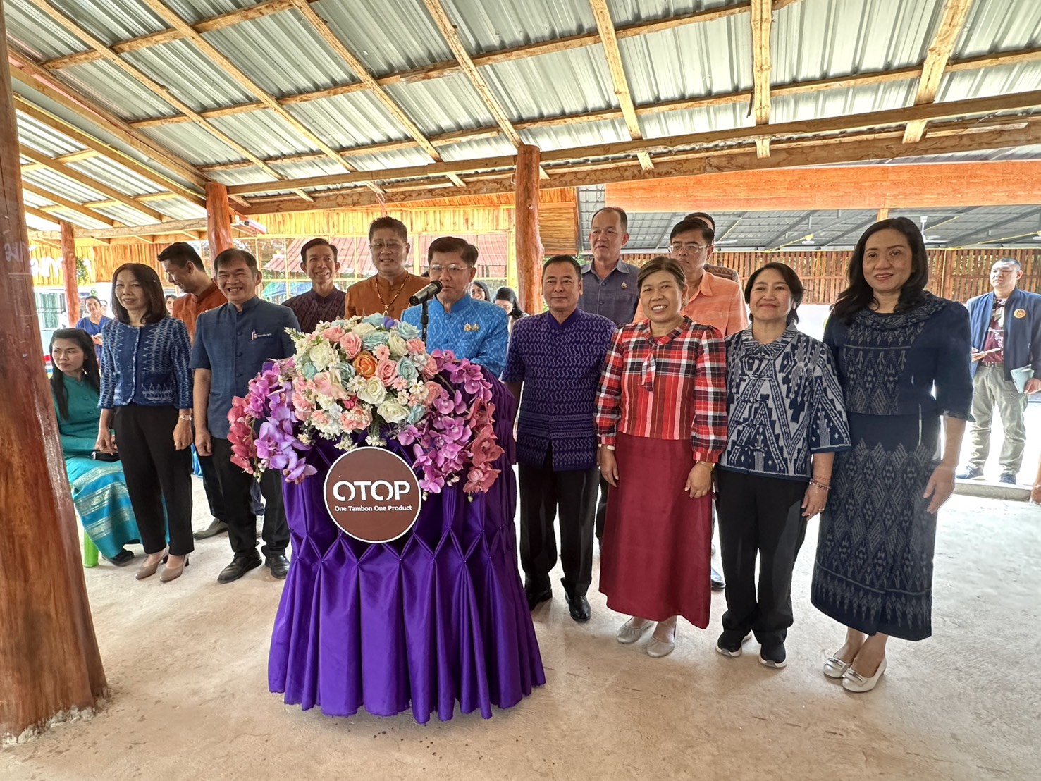 รองอธิบดี พช. เปิดตัวจุดรวมสินค้าภูมิปัญญาไทย ประตูการค้าใหม่ สร้างรายได้สู่ชุมชน “ศูนย์จำหน่ายและกระจายสินค้า OTOP อำเภอท่าบ่อ จังหวัดหนองคาย”