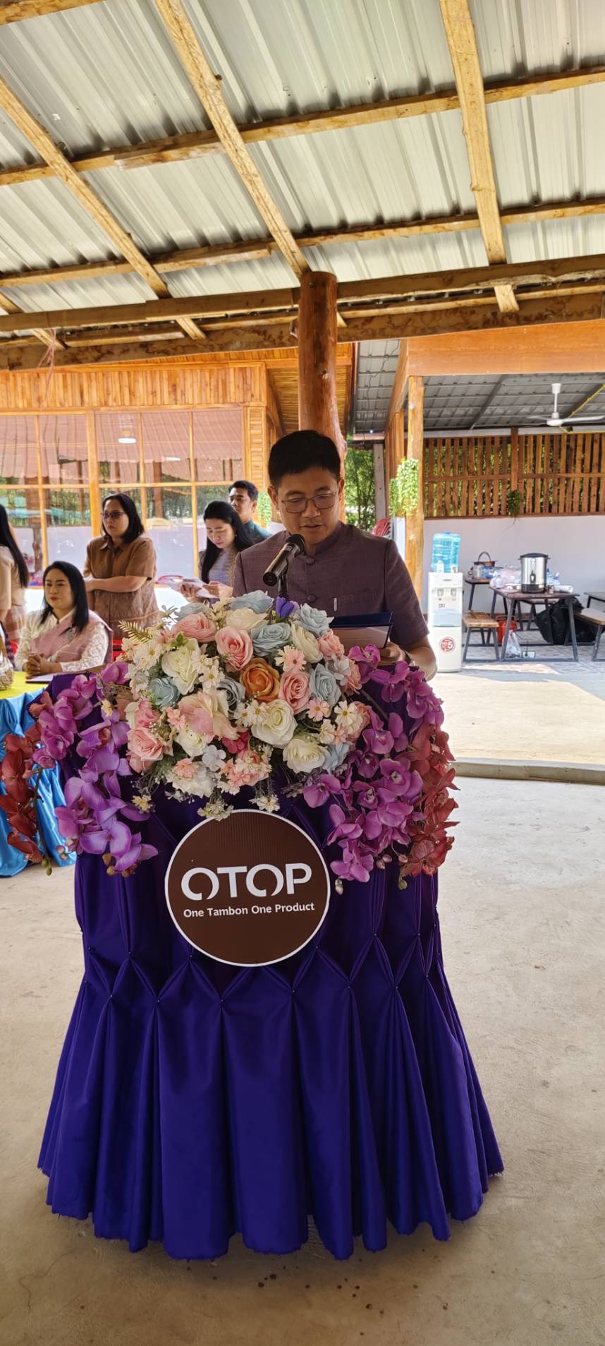 รองอธิบดี พช. เปิดตัวจุดรวมสินค้าภูมิปัญญาไทย ประตูการค้าใหม่ สร้างรายได้สู่ชุมชน “ศูนย์จำหน่ายและกระจายสินค้า OTOP อำเภอท่าบ่อ จังหวัดหนองคาย”