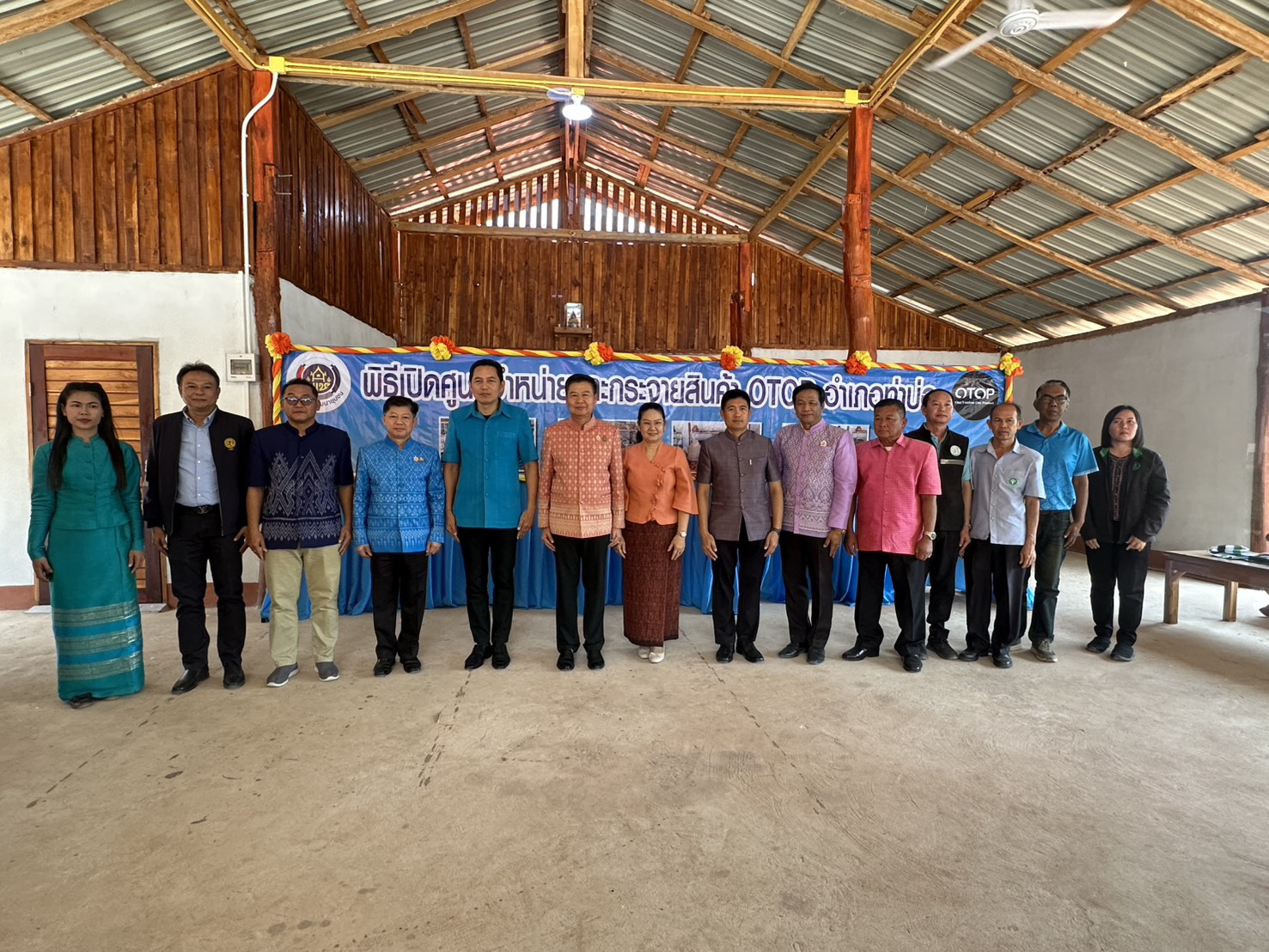 รองอธิบดี พช. เปิดตัวจุดรวมสินค้าภูมิปัญญาไทย ประตูการค้าใหม่ สร้างรายได้สู่ชุมชน “ศูนย์จำหน่ายและกระจายสินค้า OTOP อำเภอท่าบ่อ จังหวัดหนองคาย”