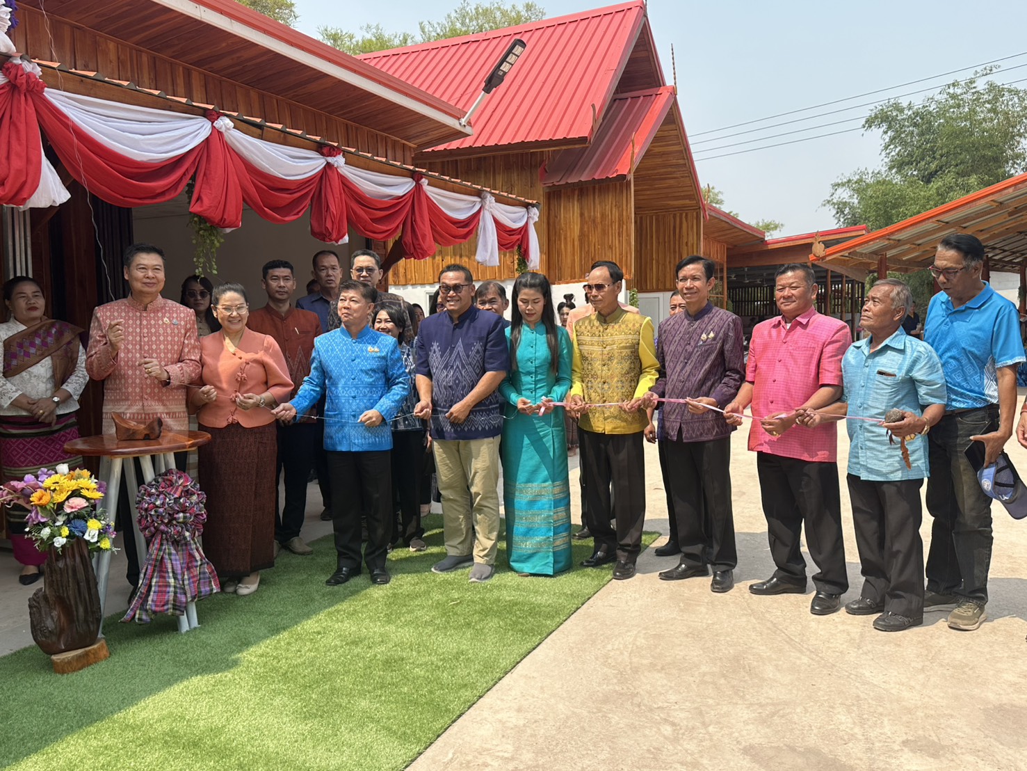 รองอธิบดี พช. เปิดตัวจุดรวมสินค้าภูมิปัญญาไทย ประตูการค้าใหม่ สร้างรายได้สู่ชุมชน “ศูนย์จำหน่ายและกระจายสินค้า OTOP อำเภอท่าบ่อ จังหวัดหนองคาย”