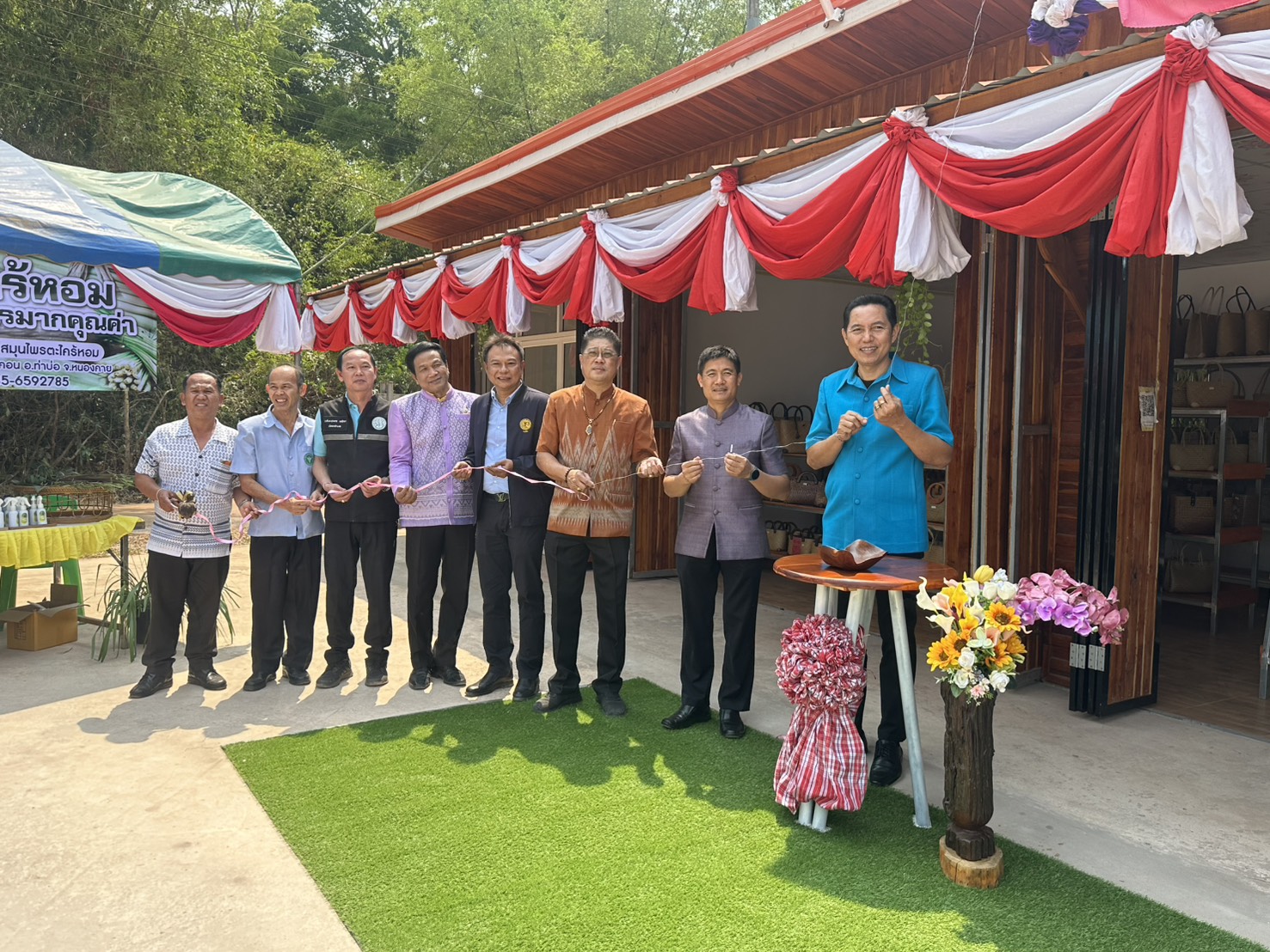 รองอธิบดี พช. เปิดตัวจุดรวมสินค้าภูมิปัญญาไทย ประตูการค้าใหม่ สร้างรายได้สู่ชุมชน “ศูนย์จำหน่ายและกระจายสินค้า OTOP อำเภอท่าบ่อ จังหวัดหนองคาย”