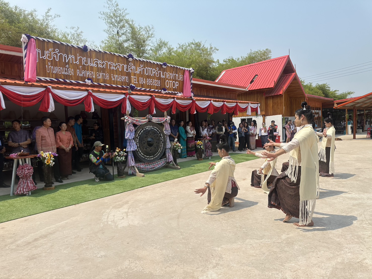 รองอธิบดี พช. เปิดตัวจุดรวมสินค้าภูมิปัญญาไทย ประตูการค้าใหม่ สร้างรายได้สู่ชุมชน “ศูนย์จำหน่ายและกระจายสินค้า OTOP อำเภอท่าบ่อ จังหวัดหนองคาย”