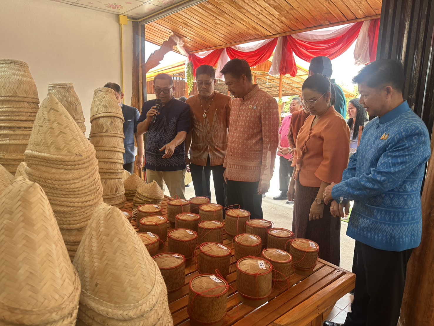 รองอธิบดี พช. เปิดตัวจุดรวมสินค้าภูมิปัญญาไทย ประตูการค้าใหม่ สร้างรายได้สู่ชุมชน “ศูนย์จำหน่ายและกระจายสินค้า OTOP อำเภอท่าบ่อ จังหวัดหนองคาย”