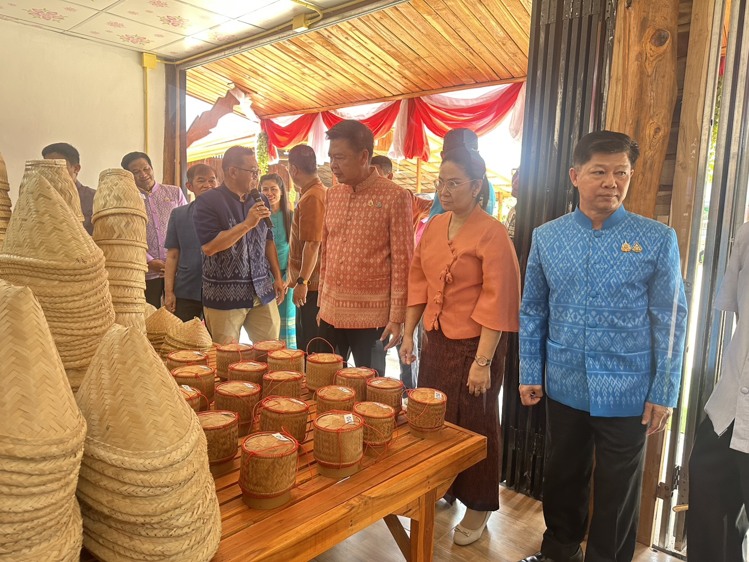 รองอธิบดี พช. เปิดตัวจุดรวมสินค้าภูมิปัญญาไทย ประตูการค้าใหม่ สร้างรายได้สู่ชุมชน “ศูนย์จำหน่ายและกระจายสินค้า OTOP อำเภอท่าบ่อ จังหวัดหนองคาย”