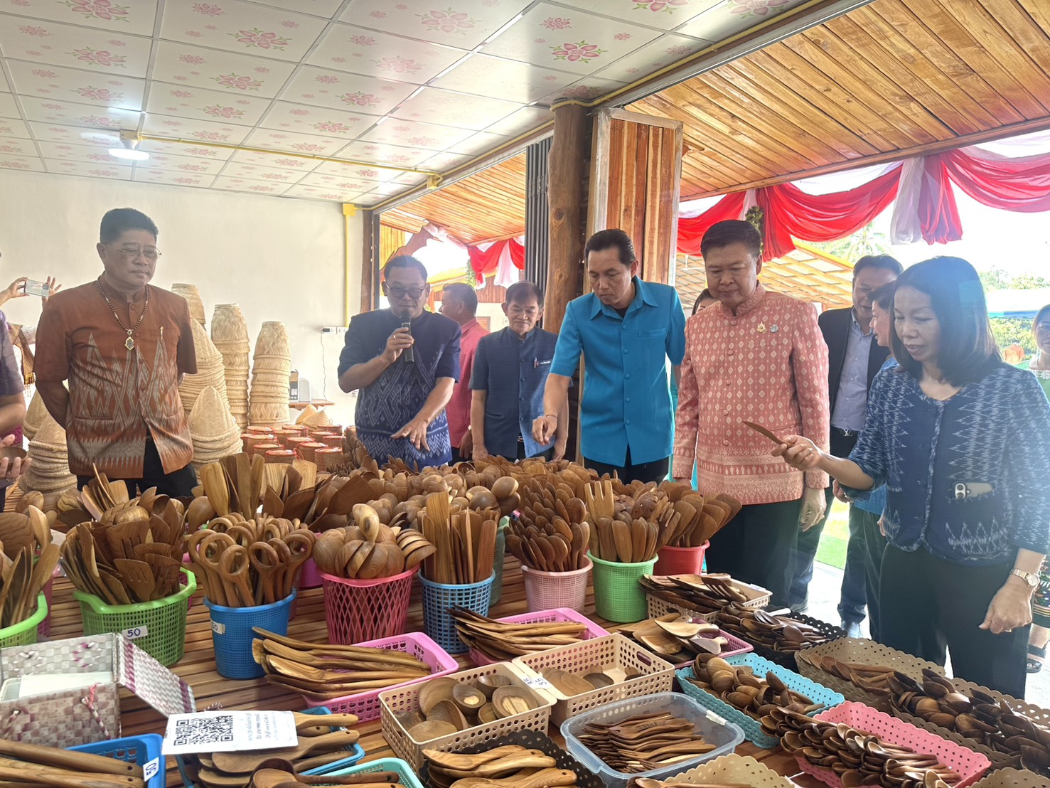 รองอธิบดี พช. เปิดตัวจุดรวมสินค้าภูมิปัญญาไทย ประตูการค้าใหม่ สร้างรายได้สู่ชุมชน “ศูนย์จำหน่ายและกระจายสินค้า OTOP อำเภอท่าบ่อ จังหวัดหนองคาย”