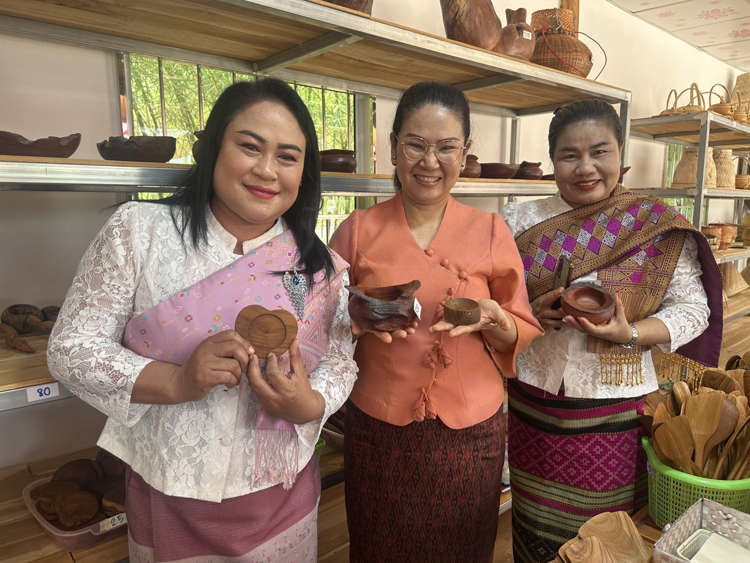 รองอธิบดี พช. เปิดตัวจุดรวมสินค้าภูมิปัญญาไทย ประตูการค้าใหม่ สร้างรายได้สู่ชุมชน “ศูนย์จำหน่ายและกระจายสินค้า OTOP อำเภอท่าบ่อ จังหวัดหนองคาย”