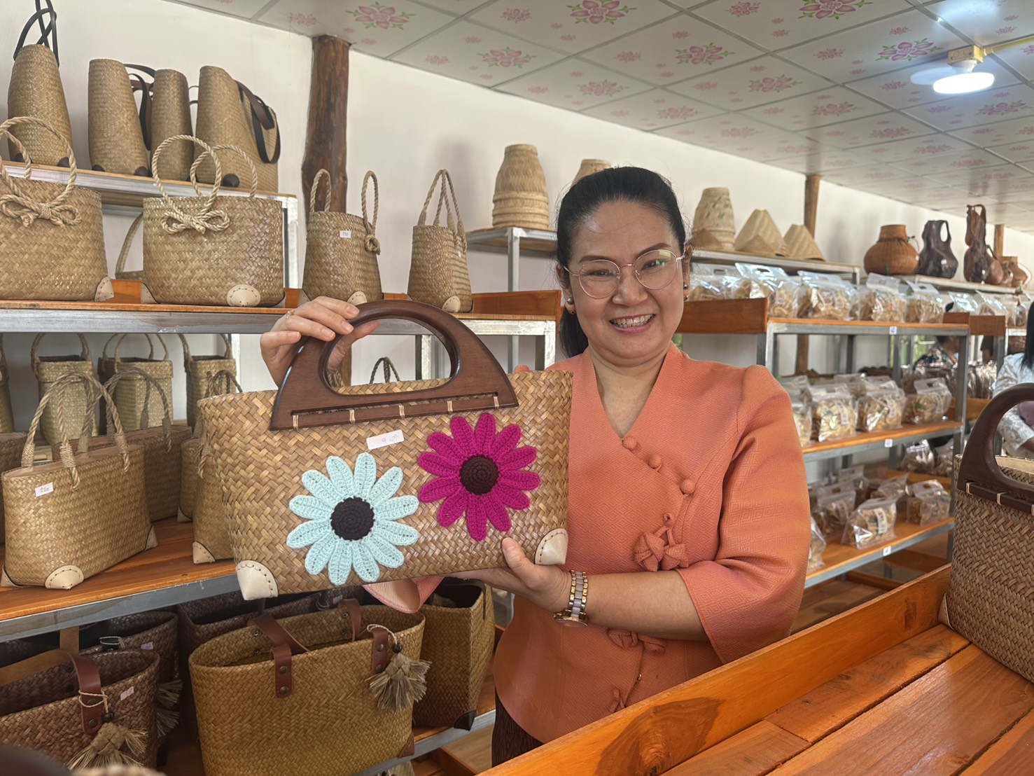 รองอธิบดี พช. เปิดตัวจุดรวมสินค้าภูมิปัญญาไทย ประตูการค้าใหม่ สร้างรายได้สู่ชุมชน “ศูนย์จำหน่ายและกระจายสินค้า OTOP อำเภอท่าบ่อ จังหวัดหนองคาย”