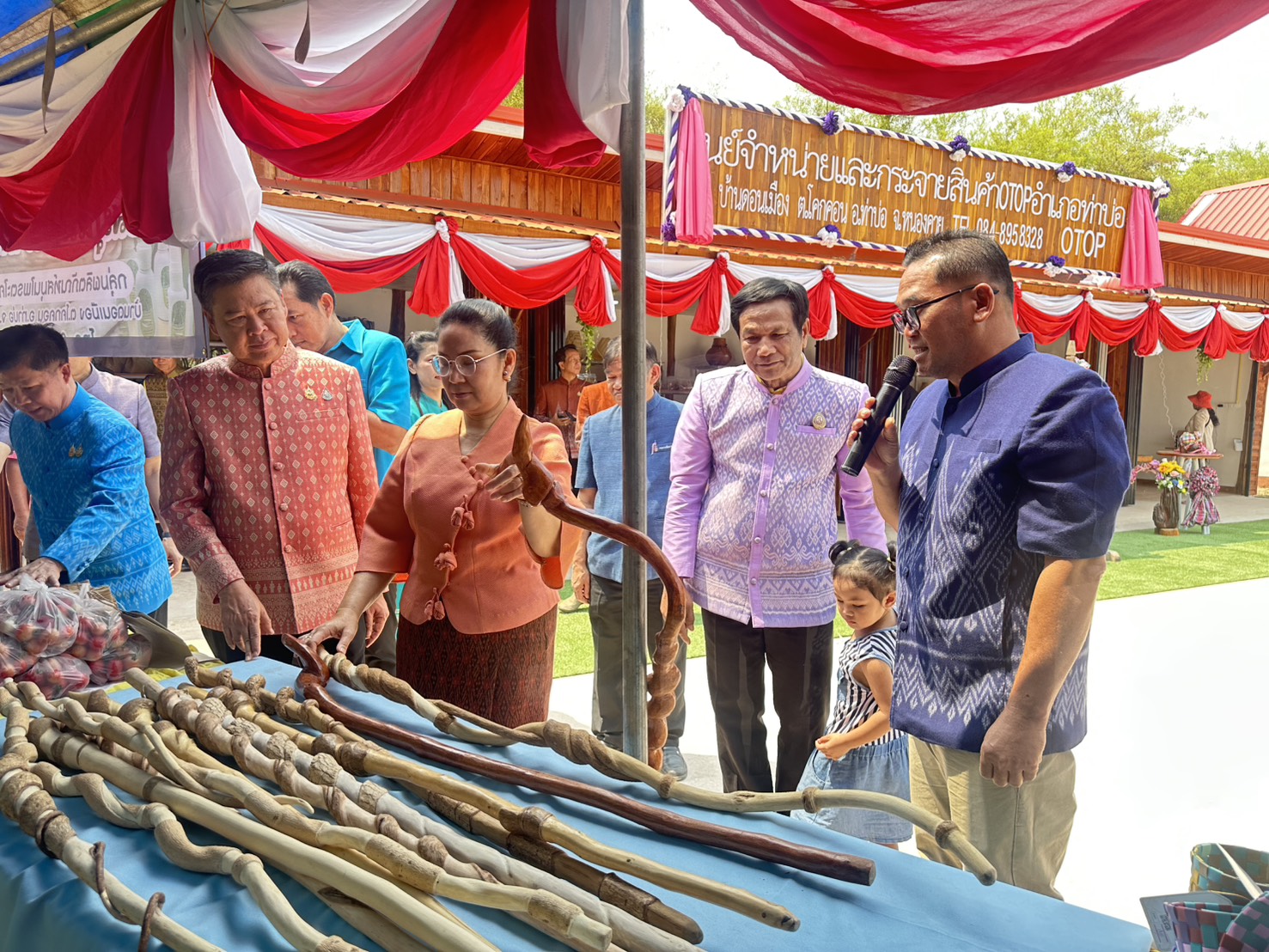 รองอธิบดี พช. เปิดตัวจุดรวมสินค้าภูมิปัญญาไทย ประตูการค้าใหม่ สร้างรายได้สู่ชุมชน “ศูนย์จำหน่ายและกระจายสินค้า OTOP อำเภอท่าบ่อ จังหวัดหนองคาย”