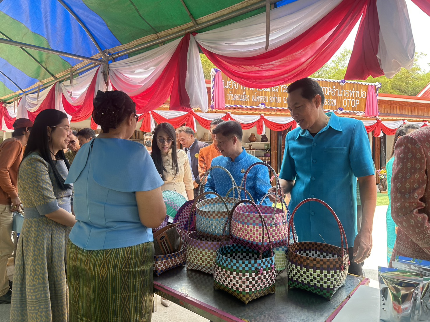 รองอธิบดี พช. เปิดตัวจุดรวมสินค้าภูมิปัญญาไทย ประตูการค้าใหม่ สร้างรายได้สู่ชุมชน “ศูนย์จำหน่ายและกระจายสินค้า OTOP อำเภอท่าบ่อ จังหวัดหนองคาย”