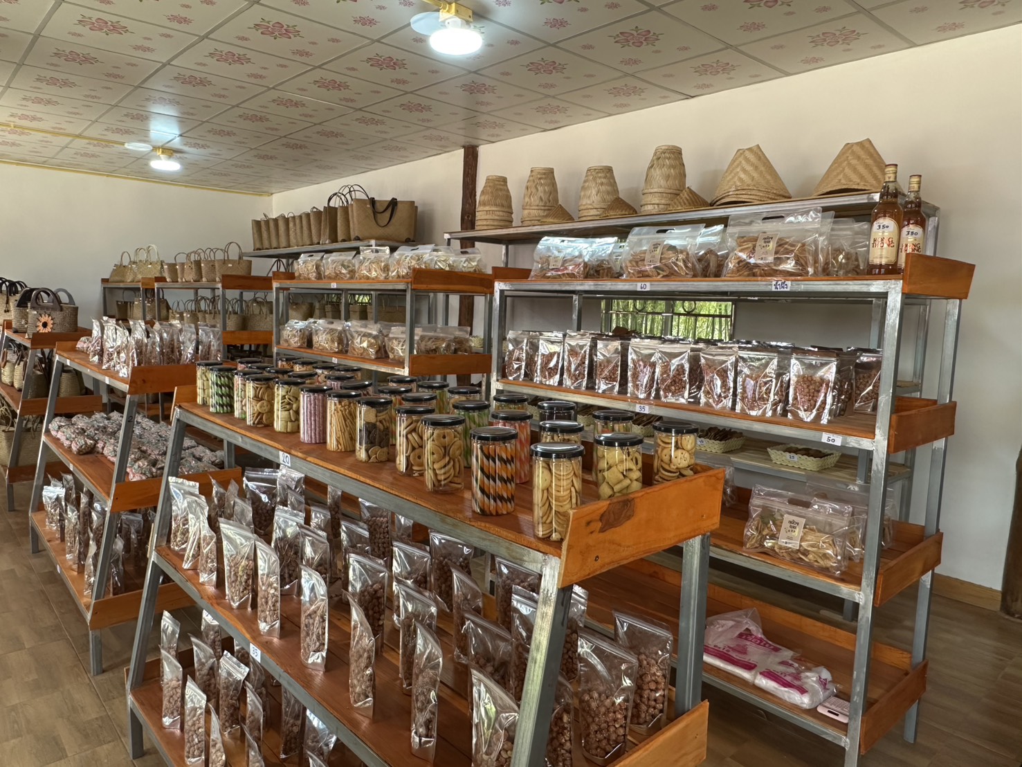 รองอธิบดี พช. เปิดตัวจุดรวมสินค้าภูมิปัญญาไทย ประตูการค้าใหม่ สร้างรายได้สู่ชุมชน “ศูนย์จำหน่ายและกระจายสินค้า OTOP อำเภอท่าบ่อ จังหวัดหนองคาย”