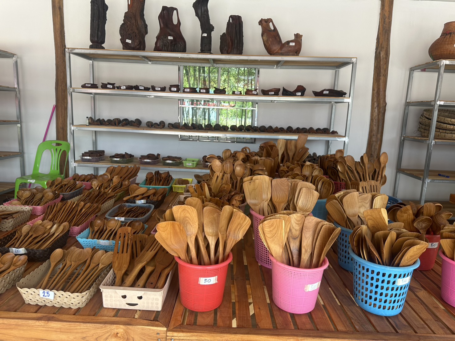 รองอธิบดี พช. เปิดตัวจุดรวมสินค้าภูมิปัญญาไทย ประตูการค้าใหม่ สร้างรายได้สู่ชุมชน “ศูนย์จำหน่ายและกระจายสินค้า OTOP อำเภอท่าบ่อ จังหวัดหนองคาย”