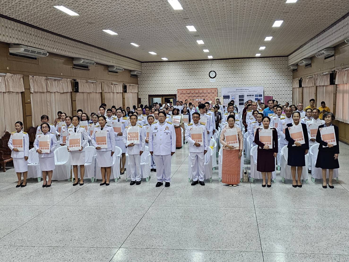 จังหวัดหนองคาย จัดพิธีมอบลายผ้าพระราชทาน “ผ้าลายสิริราชพัสตราภรณ์” สืบสานภูมิปัญญายกระดับผ้าไทยสู่มาตรฐานสากล